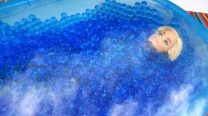 Видео про Барби и игрушки для девочек. Игры в Салон красоты: Спа процедуры и ванна для Куклы Барби