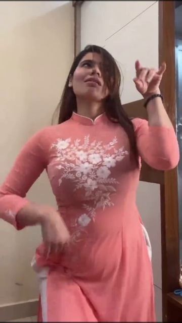 Young Housewife Amazing Dance смотреть онлайн
