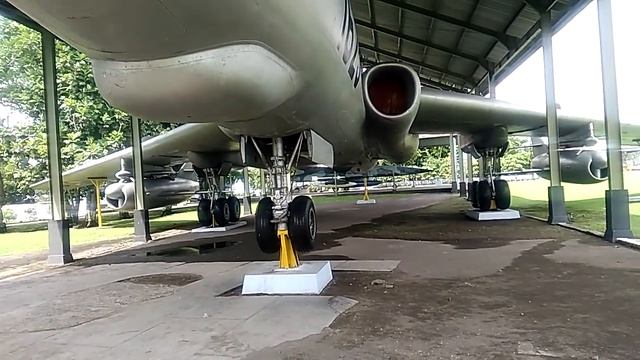 Pesawat TUPOLEV TU-16 B/KS - koleksi museum Dirgantara Yogyakarta смотреть онлайн