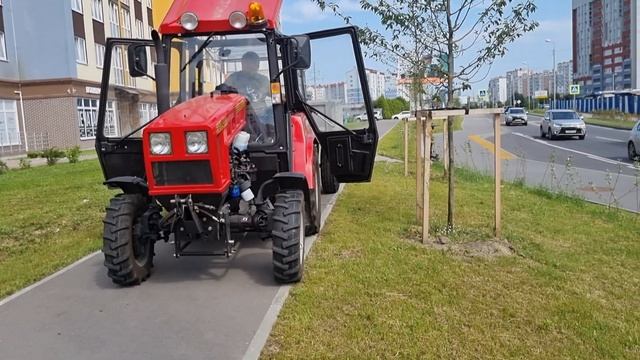 Красный Трактор поливает в городе🚨💧🚜👍Синий Трактор💙и его друг Красный Трактор❤️Познакомились🤗🌳🌺⛲️ смотреть онлайн