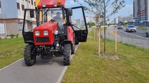 Красный Трактор поливает в городе🚨💧🚜👍Синий Трактор💙и его друг Красный Трактор❤️Познакомились🤗🌳🌺⛲️