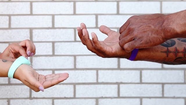 SQUEEZYBAND Hand Sanitizer Wristband Dispenser смотреть онлайн