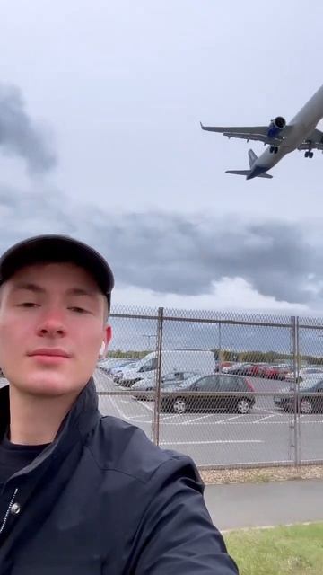 Low flying aircraft at Heathrow #london #airplane #aviation #spotting #shorts смотреть онлайн