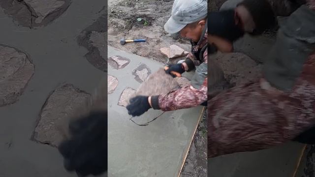 Заливаем площадку под столик и мангал в саду. Укладываем камень. Такого вы не видели ещё! смотреть онлайн