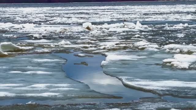"Март! Половодье на Волге" исполняет композитор  Эмилия Пермякова