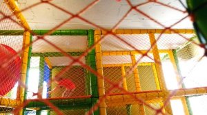 Бассейн с шариками на детской площадке. Развлечения для детей