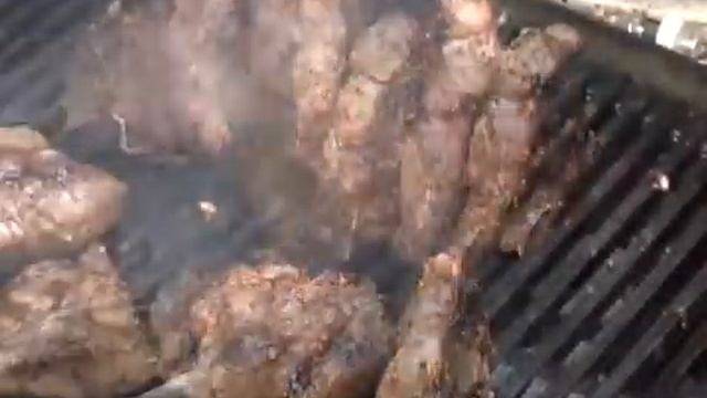 Жареные отбивные из ягненка с мятным соусом смотреть онлайн