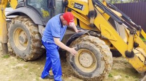 Динозавр сломал Большой Трактор Экскаватор и Артемоха на синем тракторе помогает папе