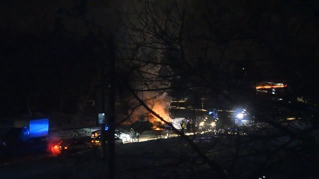 Горящий автомобиль в Харькове смотреть онлайн