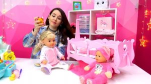 Беби Бон Эмили не может заснуть! Шоу Как Мама - игры в дочки матери в видео для девочек