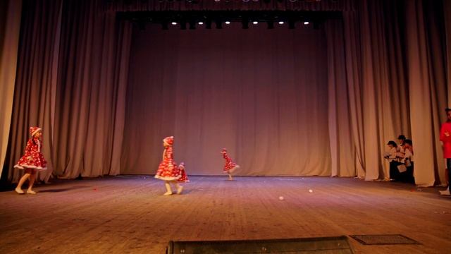 Спектакль "Простоквашино", дебютный номер: "Помощники Деда Мороза", группа Skittles смотреть онлайн