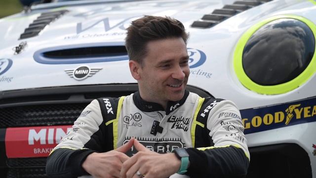 Mini Cooper Road Car takes on a Mini Challenge UK Race Car around Knockhill Racing Circuit! смотреть онлайн