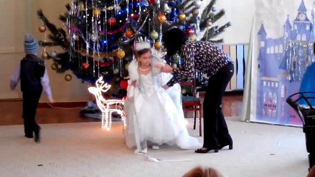 Копия видео "СНЕЖНАЯ КОРОЛЕВА В ДЕТСКОМ САДУ" смотреть онлайн