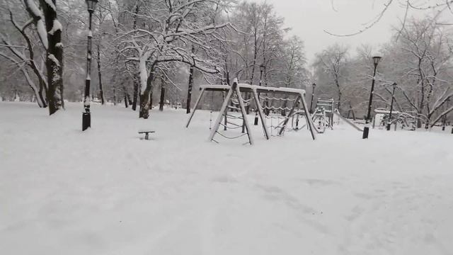 Уборка снега в сквере под носом Управы Останкино