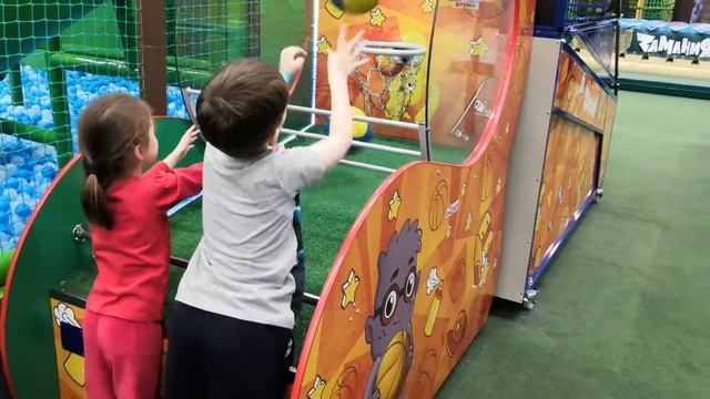 Даня и Жанна в большом развлекательном центре для детей Прыгаем на батутах Playground for kids смотреть онлайн