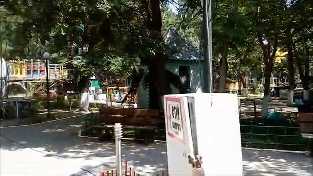 Херсон. Печальные, одинокие аттракционы в парке и жарааа.... смотреть онлайн