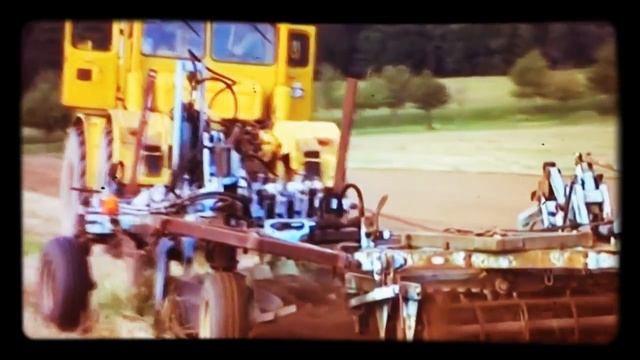 КИРОВЕЦ К - 700 правильная пахота. 耕苏联的拖拉机  Plowing the land with a tractor.