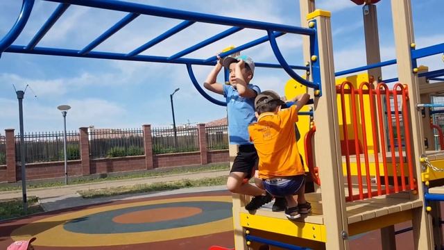 С друзьями в парке летом 02.06.2020г. смотреть онлайн