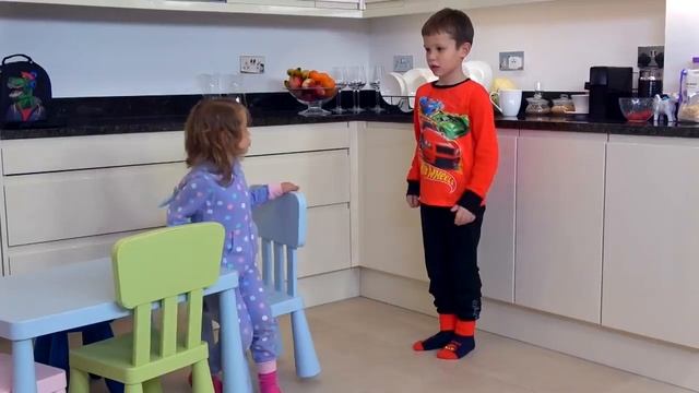 Родители забыли детей одних дома и уехали на отдых Дети шкодники Одни дома Разби смотреть онлайн