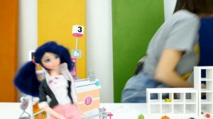 Тикки в гостях у Эдриана из Леди Баг! Маринетт и Маша ищут Квами Тикки. Видео с куклами