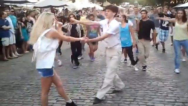 Предложение руки и сердца!Флешмоб на Дерибасовской!Одесса 1) смотреть онлайн