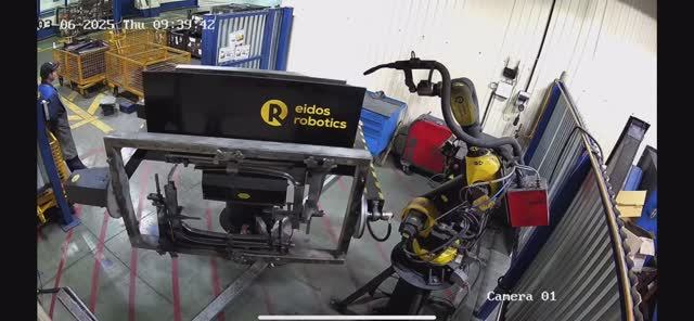 Робот сварщик А12 с нашим позиционером на живом производстве смотреть онлайн