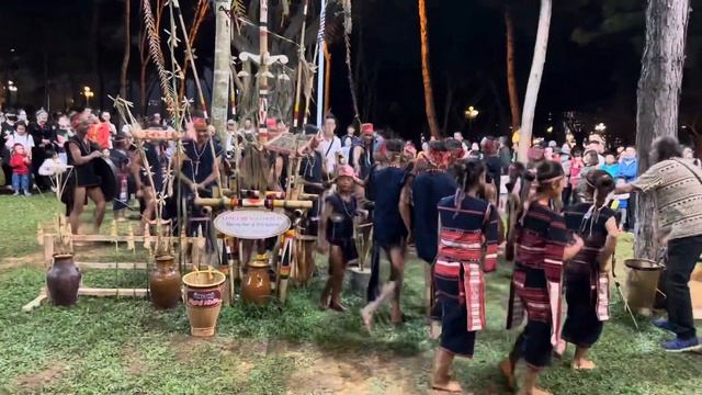 Hoà tấu nhạc cụ tây nguyên và múa xoang của huyện Kông Chro смотреть онлайн