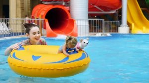 Беби Бон Эмили в аквапарке! Как мама - видео для девочек с Baby born