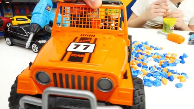 Видео про машинки Бен 10 Чиним и прокачиваем Джип Бен Тена для игры гонки смотреть онлайн