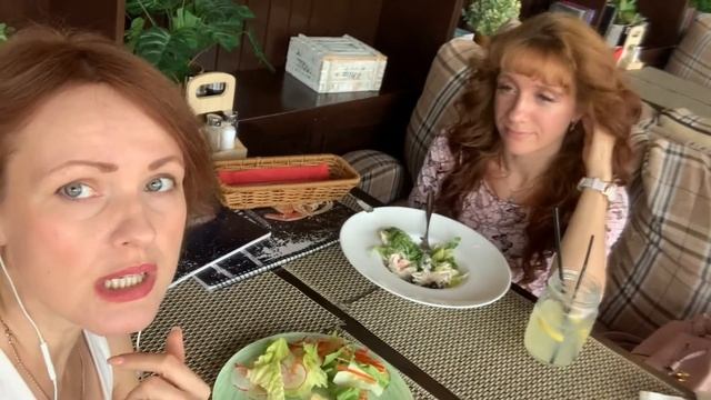 ОТМЕЧАЕМ с подругой ОТПУСК. Репортаж из кафе: показываю, ЧТО ЕЛИ