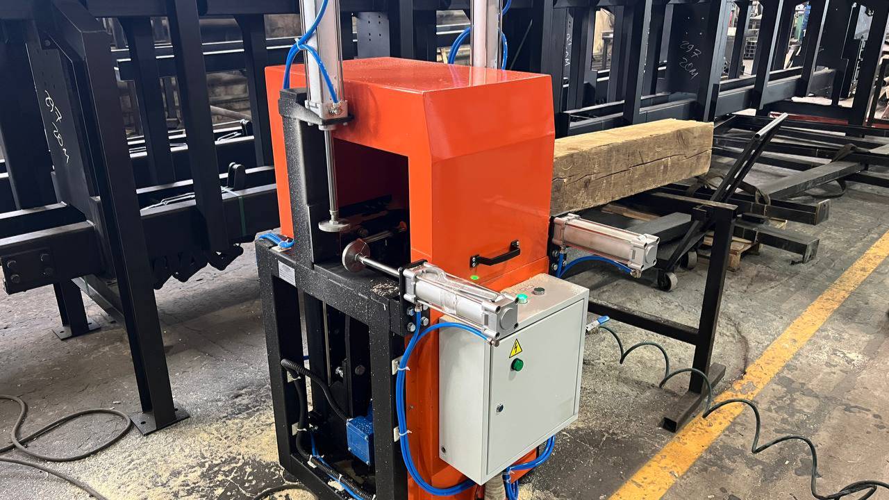 Пазовальный станок для фрезерования торцов бруса ДИАКОМ. смотреть онлайн