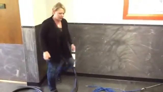 Clean Wise- Demonstrates the Cyclo Vac wet/dry vacuum system смотреть онлайн