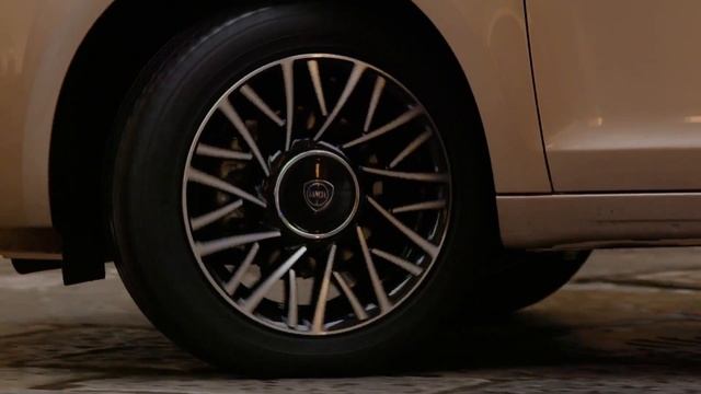 The new Lancia Ypsilon in Beige Driving Video смотреть онлайн