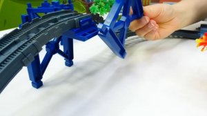 Видео для детей про игрушки из мультфильма Роботы Поезда – Паровозик Кей и Тойклаб ищут энергошар!