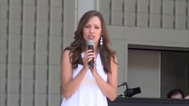 Laura Osnes sings "Cockeyed Optimist" at the opening of the Richard Rodgers Ampitheatre смотреть онлайн