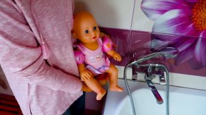 Кукла Беби Анабель в бассейне - Видео для девочек - Игры Как мама!