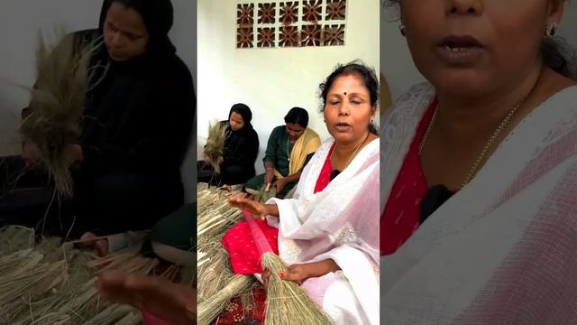 ഒരു കൂട്ടം സ്ത്രീകൾ ഉണ്ടാക്കുന്ന ചൂൽ കേരളത്തിൽ ഹിറ്റാകുന്നു😍 | palm leaf broom | fz rover |malayala смотреть онлайн