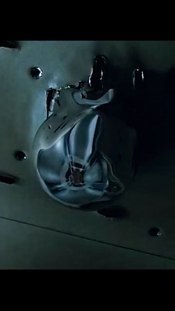 Терминатор T-1000 может гибко трансформироваться в любую фигуру. смотреть онлайн