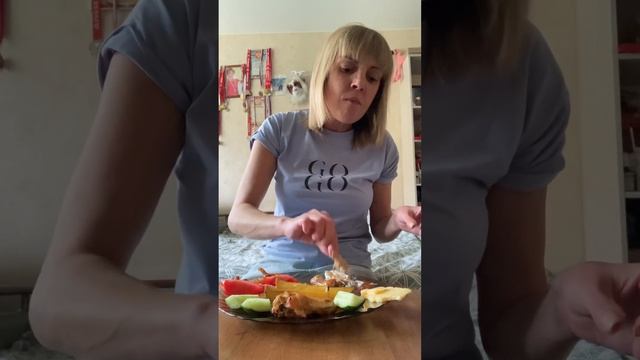 МУКБАНГ.КАРТОШКА ПО ДЕРЕВЕНСКИ С ЦЫПЛЯЧЬИМИ КРЫЛЬЯМИ И ОВОЩАМИ😋Все было бы хорошо,если не было..🥺🙃