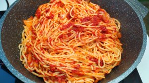 Спагетти с луком и томатной пастой на сковороде за 10 минут