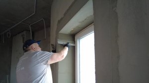 Базовый армирующий слой Baumit на оконных откосах, утеплённых фрезерованным Пеноплэксом. Клей-пена