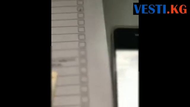 Гражданка, проголосовавшая за «Мекеним Кыргызстан», сфотографировала паспорт на фоне бюллетеня смотреть онлайн