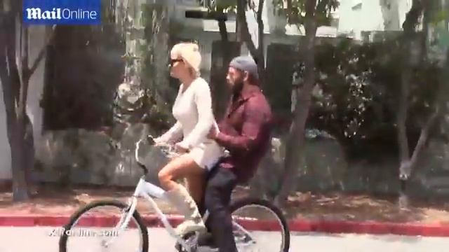 Pamela Anderson takes husband Rick Salomon for a ride смотреть онлайн