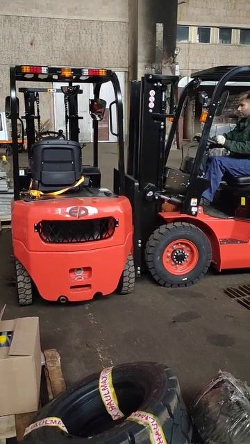 Вилочный погрузчик для подъема вилочного погрузчика?!? смотреть онлайн