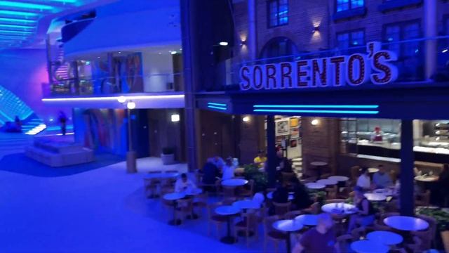 Icon of the Seas | Royal Promenade Night Tour! смотреть онлайн