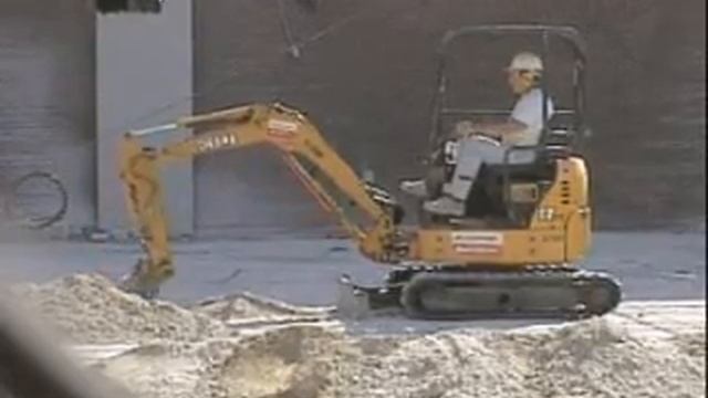 Digging Trench with Mini Digger/Loader смотреть онлайн