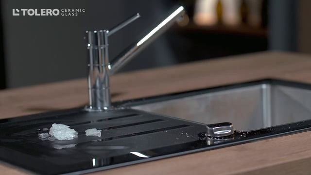 Тест на прочность кухонной мойки из закаленного стекла Tolero Ceramic Glass смотреть онлайн