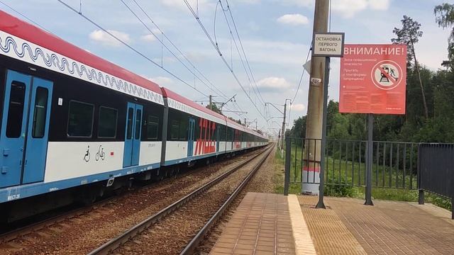 Электропоезд "Иволга" ЭГ2Тв-007 прибывает на станцию: Аникеевку смотреть онлайн