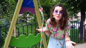 Как Мама - Беби Бон Эмили играет на детской площадке в новых шлепанцах! Видео для девочек