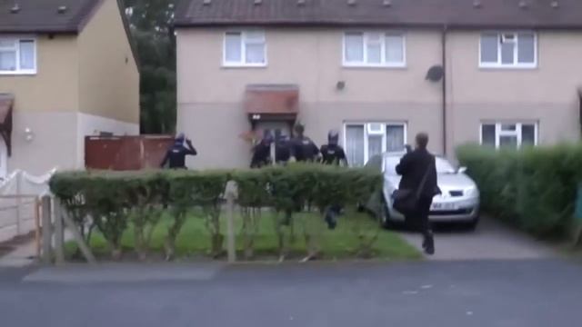 Top News - Britani, i pastronte me fshesë/ Arrestohet shqitari në shtëpinë e barit смотреть онлайн